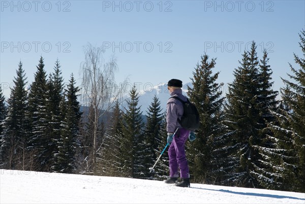 Morzine, femme se promenant dans la neige