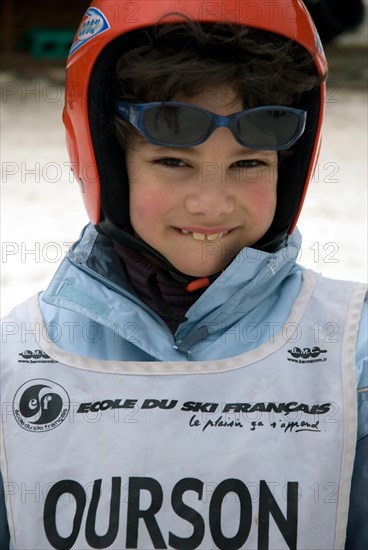 Enfant passant son ourson