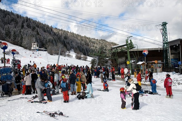 Families going to ski