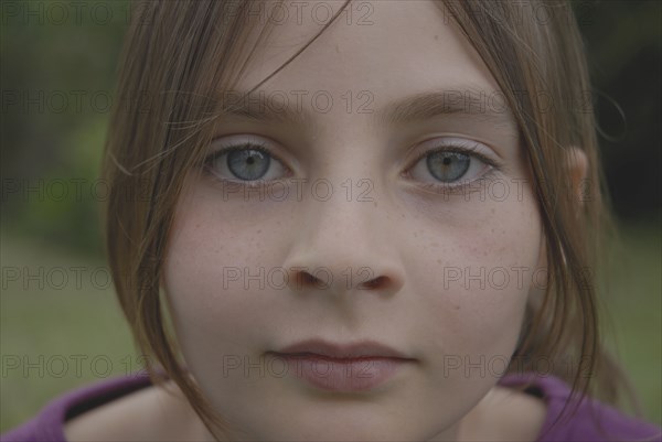 Portrait d'une petite fille de 9 ans