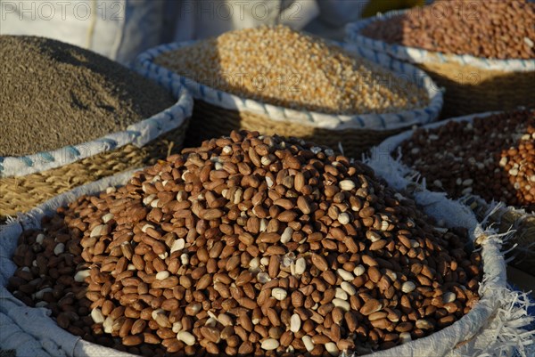 2008, marché fruits et légumes, cacahuètes, Tunisie