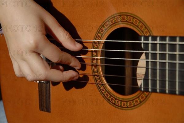 2009, enfant jouant guitare, guitare