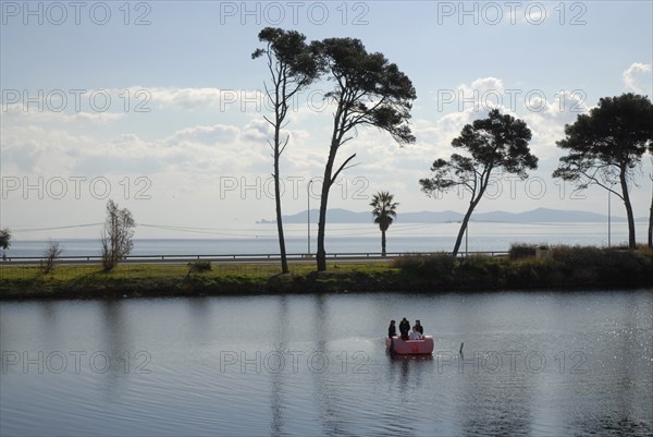 2009, Hyères, 83400, arbres, pédalo, palmiers, pin maritime, plan d'eau, reflets dans l'eau, bord de mer