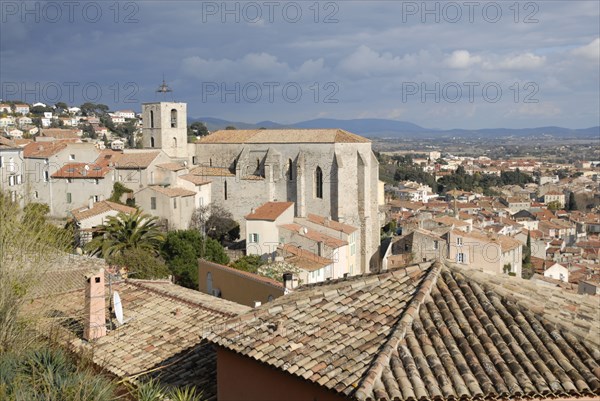 2009, Hyères, 83400,ville médiévale de Hyères, toits, église saint paul