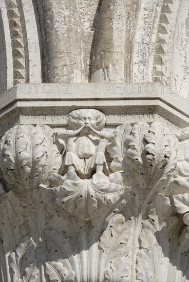 2009, détail palais des Doges d'un chapiteau à décor de feuillages avec un homme soufflant dans une double corne, Venise
