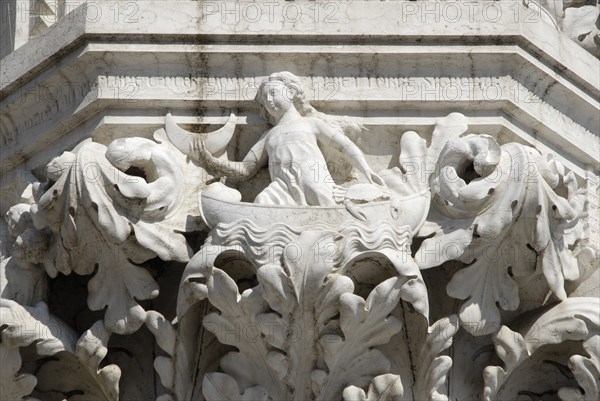 2009, détail palais des Doges d'un chapiteau avec décor de feuillages et la déesse lunaire " Luna", Venise