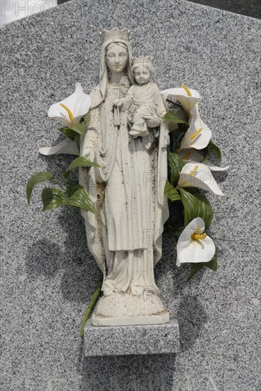 2009, Atienza, cimetière, Espagne : province de Guadalajara en Castille La Mancha, vierge à l'enfant