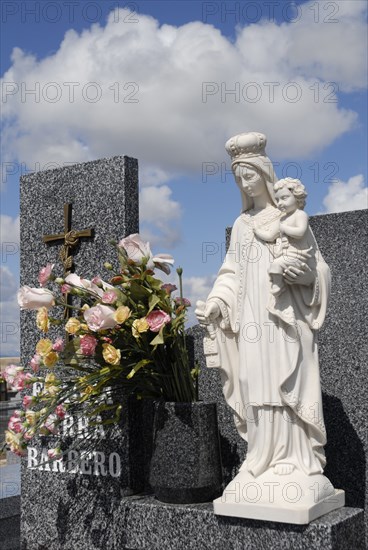 2009, Atienza, cimetière, Espagne : province de Guadalajara en Castille La Mancha, vierge à l'enfant