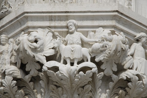 2009, chapiteau avec un homme sur une chèvre, palais des Doges, Venise