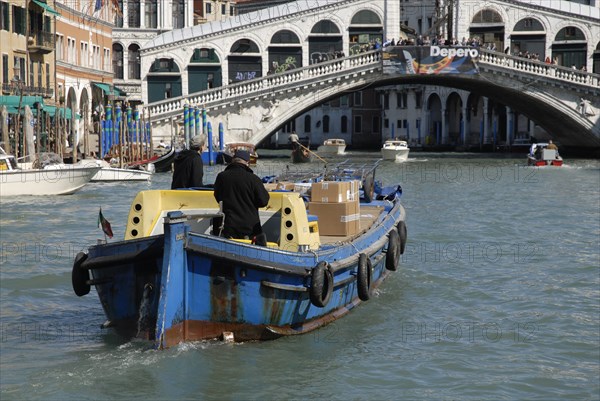 2009, bateau transport de marchandises, grand canal, pont du Rialto, Venise