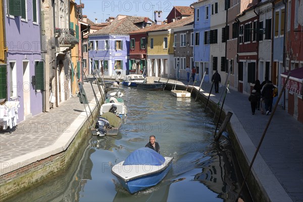2009, Burano, canal, façades, ile de la lagune de Venise, Venise