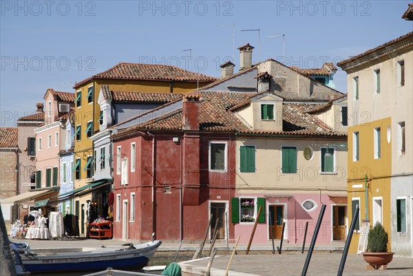 2009, Burano, canal, façades, ile de la lagune de Venise, Venise