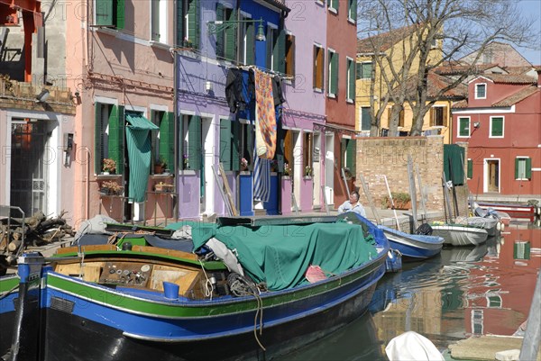 2009, Burano, canal, façades, ile de la lagune de Venise, Venise