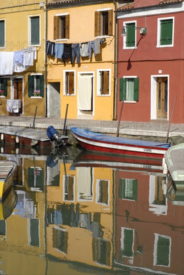 2009, Burano, canal, ile de la lagune de Venise, reflets dans l'eau, Venise