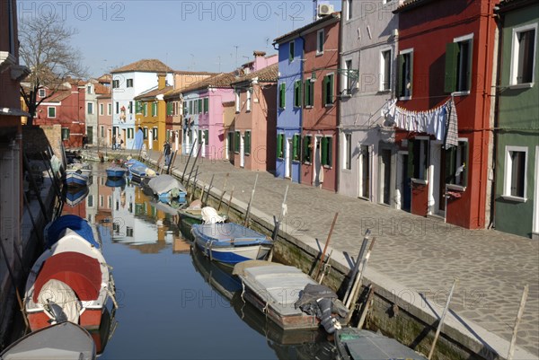 2009, Burano, canal, façades, ile de la lagune de Venise, Venise