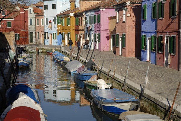 2009, Burano, canal, façades, ile de la lagune de Venise, Venise