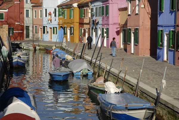 2009, Burano, canal, façades, ile de la lagune de Venise, Venise