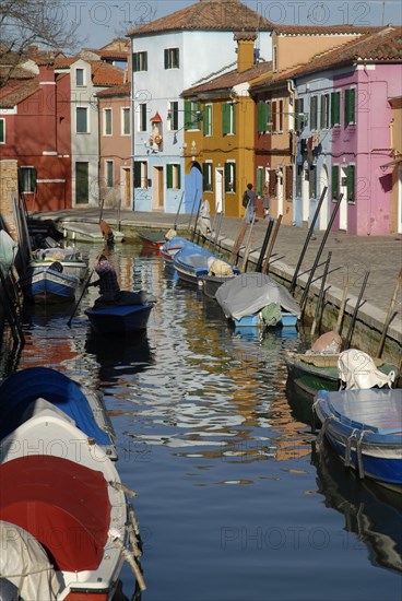 2009, Burano, canal, façades, ile de la lagune de Venise, Venise