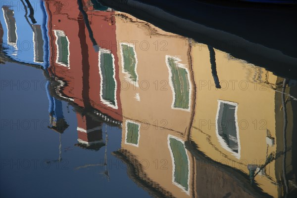 2009, Burano, canal, ile de la lagune de Venise, reflets dans l'eau, Venise