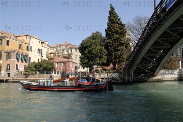 2009, bateau transportant marchandise, grand canal, pont de l'Académia, Venise