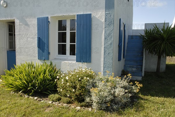 2009/ Belle-ile en Mer, maison, fenêtre, jardin, plantes