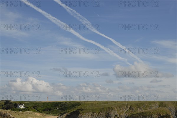2009/ Belle-ile en Mer, paysage, phare, nuages, ciel, Bretagne