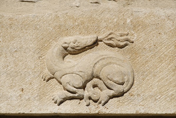 haut relief dragon, Montréal en basse Bourgogne, octobre 2009