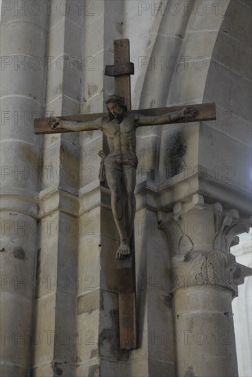 christ, intérieur église Montréal, Montréal en basse Bourgogne, octobre 2009