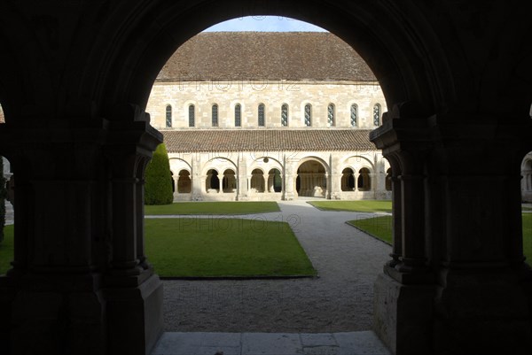 Abbaye Cistercienne édifiée au 12eme siecle, Abbaye de Fontenay, Cote d'Or, le Cloitre, octobre 2009