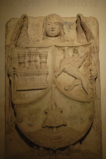 écusson espagnol ( 14eme siècle ), Abbaye Cistercienne édifiée au 12eme siecle, Abbaye de Fontenay, collection E.D. Aymard, Cote d'Or, Le baton de pélerin évoque sans doute Saint