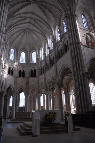 Bourgogne, interieur Basilique de Vezelay, octobre 2009