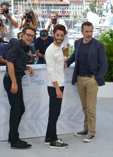 Photocall du film "OSS 117 : Alerte Rouge en Afrique Noire", Festival de Cannes 2021