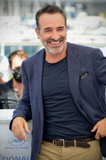 Photocall du film "OSS 117 : Alerte Rouge en Afrique Noire", Festival de Cannes 2021