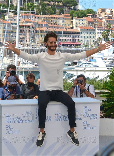 Photocall du film "OSS 117 : Alerte Rouge en Afrique Noire", Festival de Cannes 2021