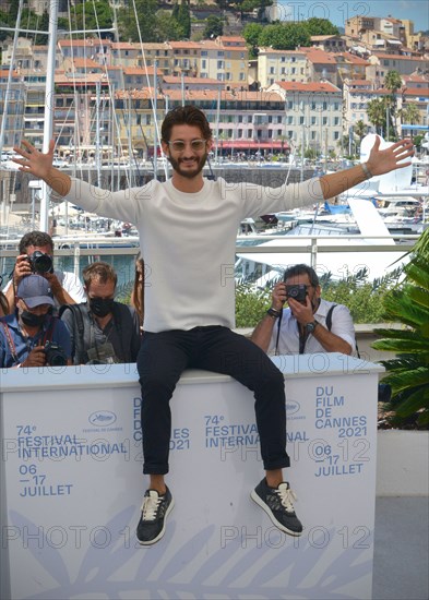 Photocall du film "OSS 117 : Alerte Rouge en Afrique Noire", Festival de Cannes 2021