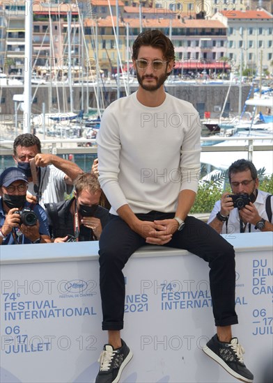 Photocall du film "OSS 117 : Alerte Rouge en Afrique Noire", Festival de Cannes 2021