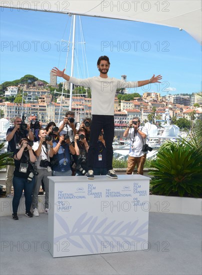 Photocall du film "OSS 117 : Alerte Rouge en Afrique Noire", Festival de Cannes 2021