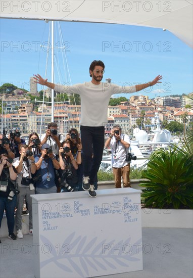 Photocall du film "OSS 117 : Alerte Rouge en Afrique Noire", Festival de Cannes 2021