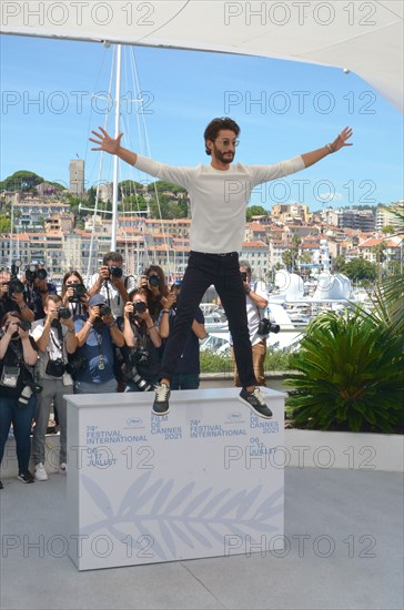 Photocall du film "OSS 117 : Alerte Rouge en Afrique Noire", Festival de Cannes 2021