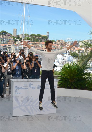 Photocall du film "OSS 117 : Alerte Rouge en Afrique Noire", Festival de Cannes 2021