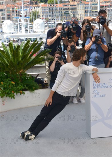 Photocall du film "OSS 117 : Alerte Rouge en Afrique Noire", Festival de Cannes 2021