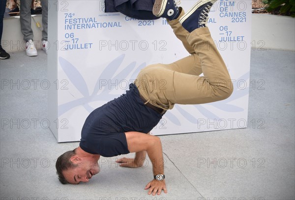 Photocall du film "OSS 117 : Alerte Rouge en Afrique Noire", Festival de Cannes 2021