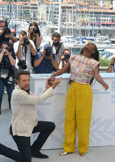 Photocall du film "OSS 117 : Alerte Rouge en Afrique Noire", Festival de Cannes 2021