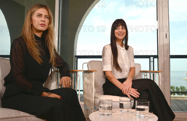 Dakota Johnson, Ro Donnelly