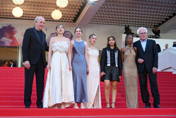 Montée des marches du film "Jeunes mères"