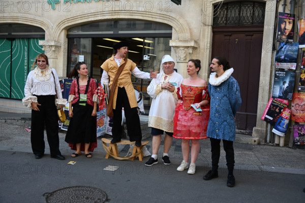 Troupe de théâtre dans les rues d'Avignon
