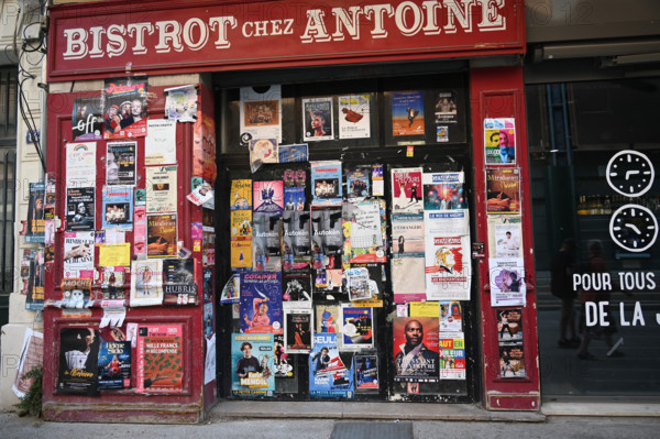 Avignon, devanture recouverte d'affiches de théâtre
