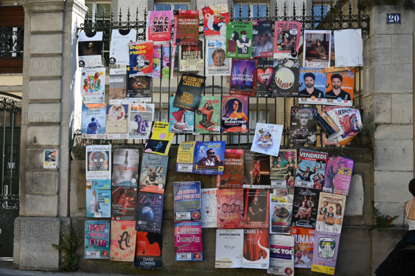 Avignon, grille recouverte d'affiches de théâtre