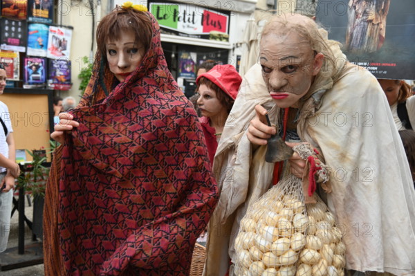 Ambiance théâtrale dans les rues d'Avignon