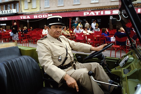 Le Gendarme et les gendarmettes